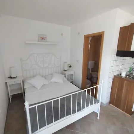 Mena Apartman Vir