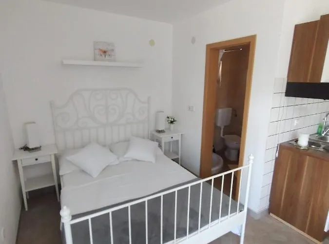 Mena Apartmán Vir